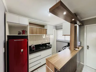 Foto de uma cozinha moderna com armários brancos e detalhes em madeira.