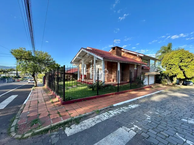 fachada de uma casa em Lajeado, Brasil, com cerca e calçada.