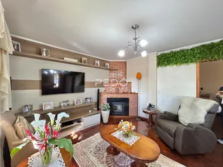 Sala de estar com lareira e sofá em ambiente residencial.