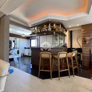 Interior de uma sala de estar com bar em um imóvel no Brasil.