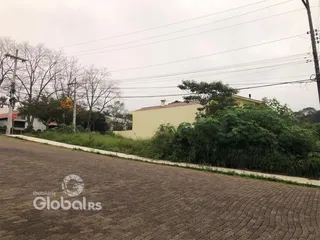 Vista externa de uma residência em Lajeado, Brasil, com vegetação ao redor.