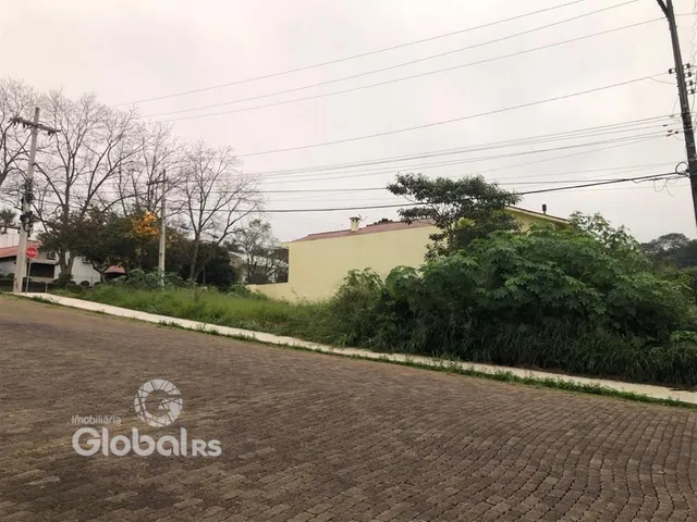 Vista externa de uma residência em Lajeado, Brasil, com vegetação ao redor.