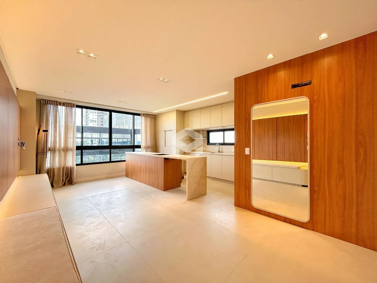 Ambiente de sala de estar e cozinha em um apartamento no Brasil.