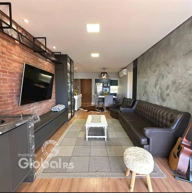 Sala de estar moderna com parede de tijolos e sofá de couro marrom.
