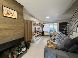 Sala de estar com sofá e lareira em um apartamento.