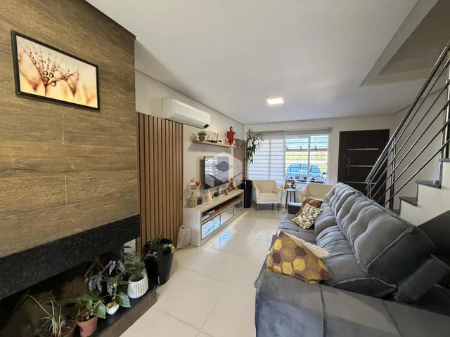 Sala de estar com sofá e lareira em um apartamento.