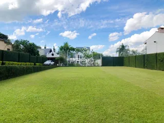 Vista externa de um grande gramado com cerca viva em Lajeado, Brasil.