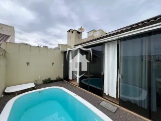 Foto da fachada de uma residência com piscina em Lajeado, Brasil.