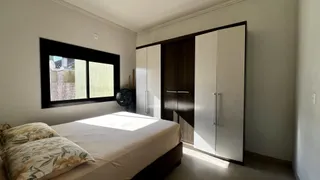 Quarto com cama e armários em um apartamento.