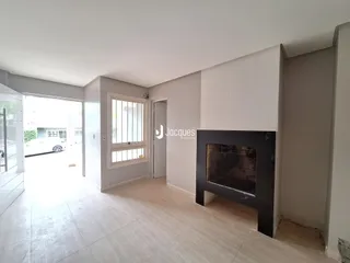 Interior de uma sala com piso de cerâmica e lareira.