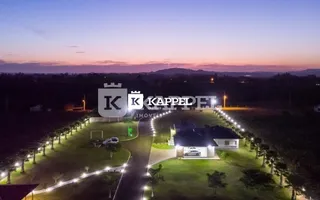 Vista aérea de uma propriedade residencial em Lajeado, Brasil, com paisagismo.