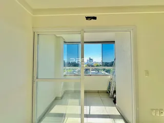 Vista de uma porta de vidro que leva a uma área externa.