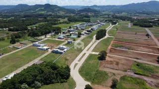 Vista aérea de terras agrícolas e áreas verdes no interior de Lajeado.