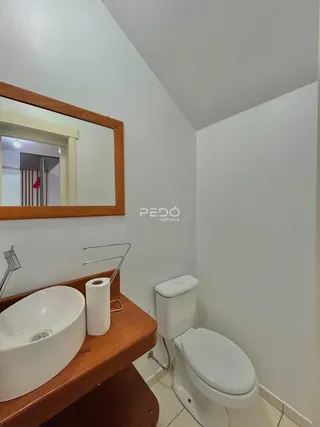 Foto de um banheiro com pia de apoio e vaso sanitário em um imóvel.