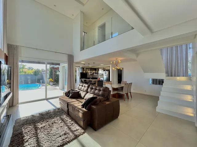 Sala de estar ampla com acesso a área externa e piscina.