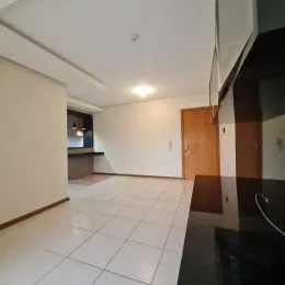 Foto interna de um cômodo com piso de cerâmica e paredes brancas.