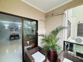 Uma vista de um ambiente interno com porta de vidro e área externa com plantas.