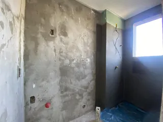 Parede interna com acabamento de concreto aparente em imóvel.
