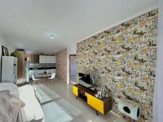 Ambiente interno de uma sala com parede decorada com papel de parede em Lajeado.