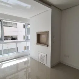 Ambiente interno com grandes janelas e piso reflexivo.