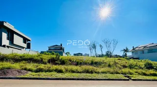 Vista externa de residências em Lajeado, Brasil, com vegetação em primeiro plano.