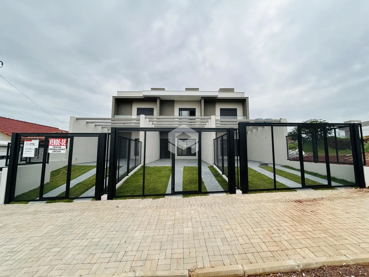 Fachada de uma casa moderna com portão de ferro em Lajeado, Brasil.