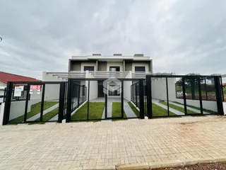 Fachada de uma casa moderna com portão de ferro em Lajeado, Brasil.