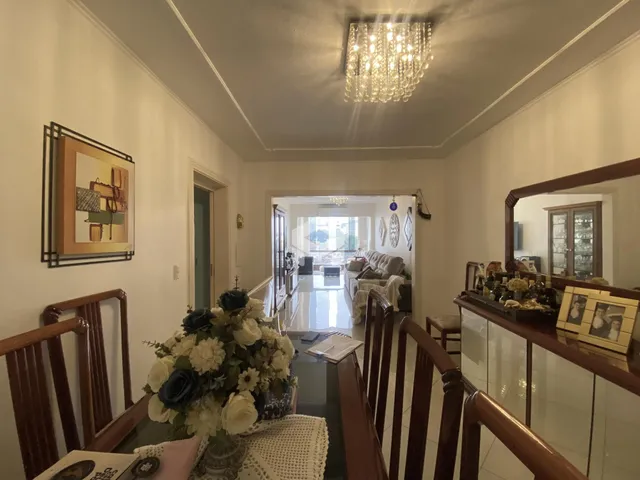 Hall de entrada com molduras e painel na decoração de uma residência.