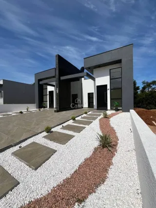 Fachada moderna de uma casa em Lajeado, Brasil, com paisagismo frontal.