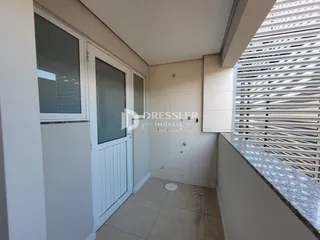 Vista interna de um corredor com portas brancas e acabamentos modernos.