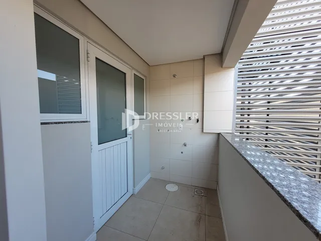 Vista interna de um corredor com portas brancas e acabamentos modernos.
