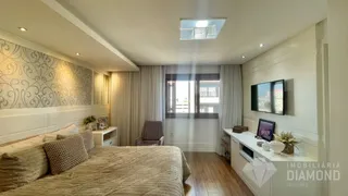 Quarto com cama e decoração de parede em um apartamento.