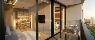 Sala de estar com vista para a cidade e varanda em um imóvel em Lajeado.