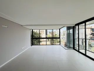Ambiente interno moderno com grandes janelas de vidro.