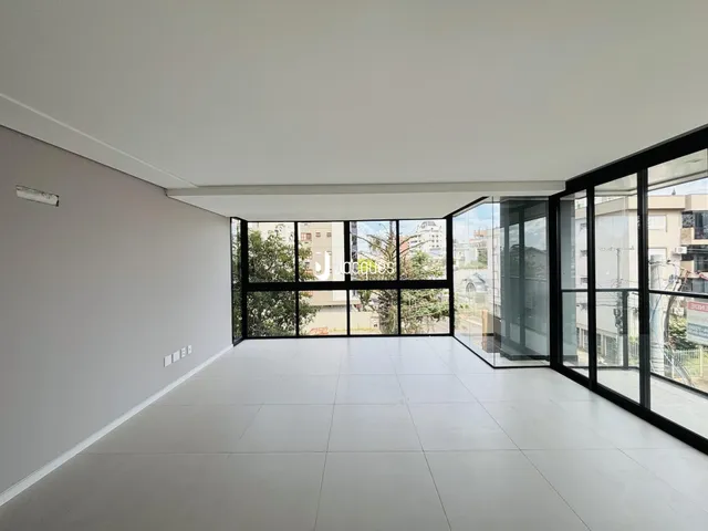 Ambiente interno moderno com grandes janelas de vidro.