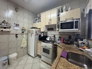 Interior da cozinha com armários e eletrodomésticos.