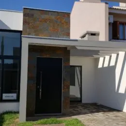 Fachada externa de uma residência em Lajeado, Brasil com revestimento de pedra.