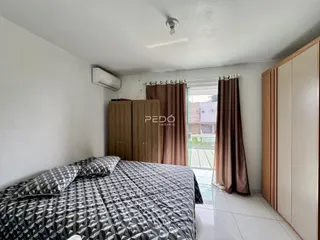 Quarto com cama e armários de madeira.