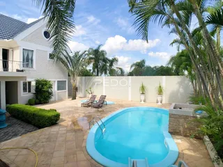 Vista externa de uma casa com piscina e jardim em Lajeado, Brasil.
