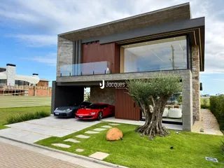 Fachada moderna de uma residência com jardim em Lajeado.