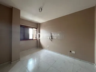 Sala de estar com piso de mármore claro e paredes neutras.