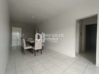 Foto de um cômodo interno com paredes brancas e piso de cerâmica.