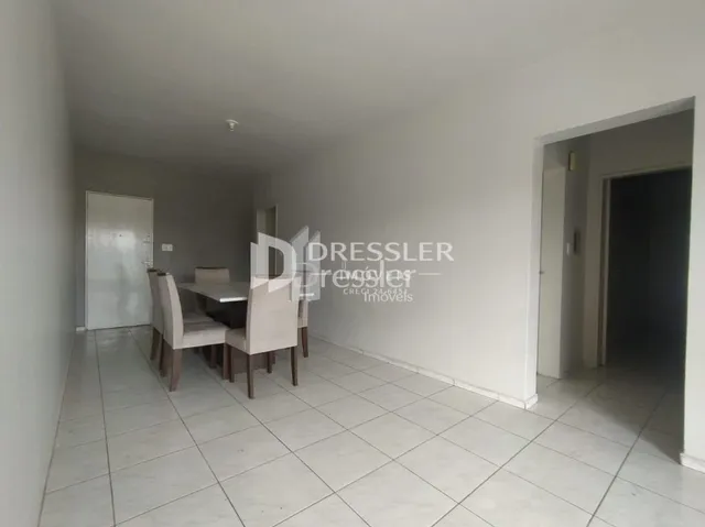Foto de um cômodo interno com paredes brancas e piso de cerâmica.