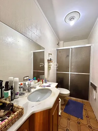 Foto de um banheiro interno com pia e vaso sanitário.