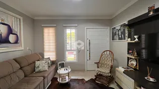 Sala de estar com sofá e janela em imóvel no Brasil.
