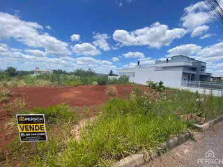 Fachada de uma residência moderna em Lajeado, Brasil, com área de terreno gramado.