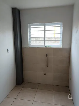 Parede interna com piso de cerâmica em uma residência.