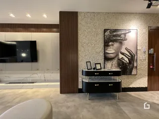 Ambiente moderno com parede texturizada e móveis na sala de estar.