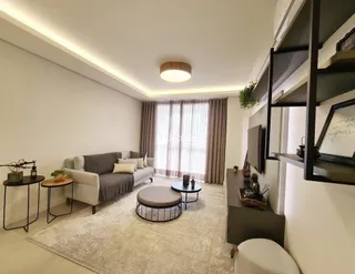 Sala de estar com decoração moderna e luz natural.