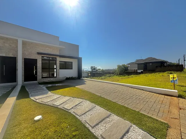 Fachada moderna de uma residência em Lajeado, Brasil, com jardim bem cuidado.
